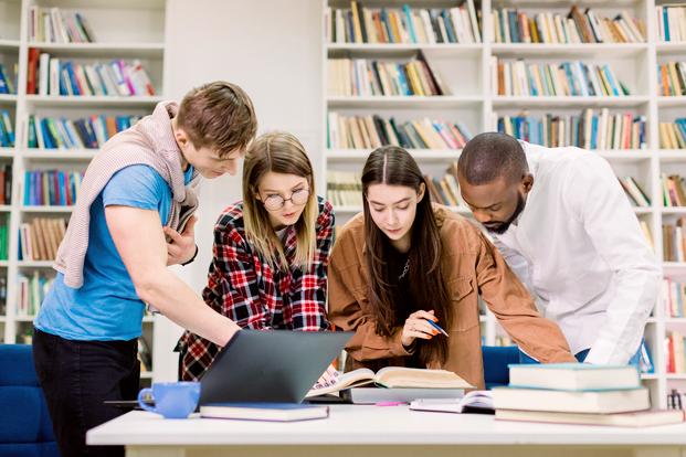 تطوير المناهج الدراسية: صياغة خطط التعلم الفعالة